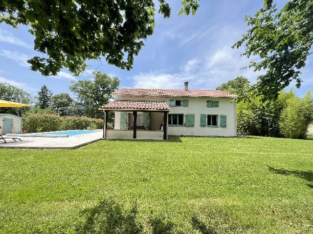 Huis te koop in EAUZE 32800 Gers Midi-Pyrénées France: Huis in een gehucht met zwembad. EXCLUSIEF BIJ BEAUX VILLAGES! In een rustig gehucht vlakbij Eauze biedt dit huis een serene woonomgeving met een echt vakantiegevoel. U komt binnen via de keuken, die ...