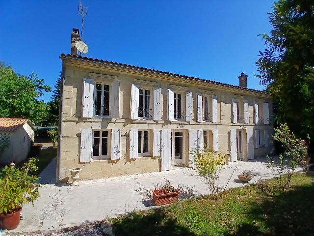 Huis te koop in SAINT-VIVIEN-DE-BLAYE 33920 Gironde Aquitaine France: Prachtig Charantaanse maison de maître met zwembad en inkomstenpotentieel. Gelegen in een klein gehucht, op slechts 4 km van het dichtstbijzijnde dorp met fantastische lokale voorzieningen, ligt dit ...