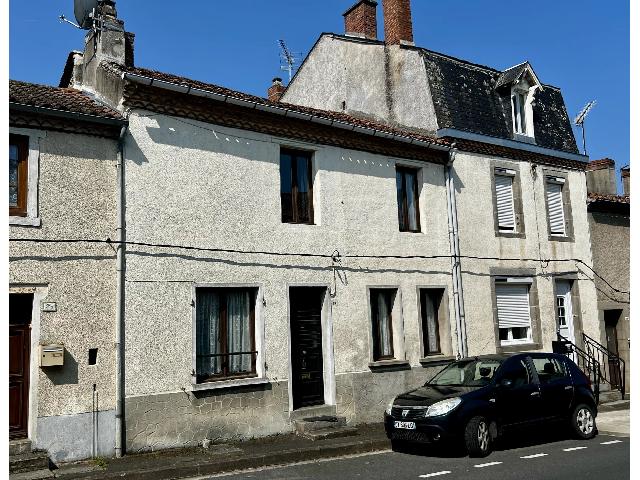 Maison &agrave; vendre &agrave;&nbsp;LE DORAT 87210 Haute-Vienne Limousin France: Maison de ville pleine de caractère, idéalement située dans la cité médiévale du Dorat. Maison de ville pleine de caractère, idéalement située dans la cité médiévale du Dorat, à seulement...