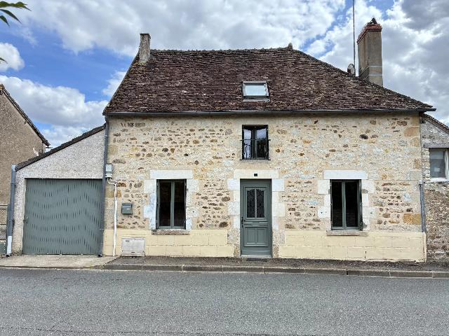 Huis te koop in LIGNAC 36370 Indre Centre France: Traditioneel dorpshuis met tuin en schuur. EXCLUSIEF BIJ BEAUX VILLAGES! Mooi karaktervol stenen huis gelegen in het hart van het dorp, perfect als starter, vakantiehuis of voor wie kleiner wil wonen....