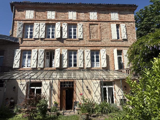 Huis te koop in MOISSAC 82200 Tarn-et-Garonne Midi-Pyrénées France: Elegante stadsvilla met historische charme en unieke mogelijkheden - Moissac, Zuidwest-Frankrijk. EXCLUSIEF BIJ BEAUX VILLAGES! Ontdek tijdloze elegantie in het hart van Moissac met deze uitzonderlijk...