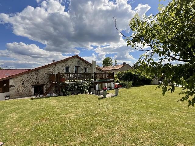 House&nbsp;for sale&nbsp;SAINT PRIVAT EN PÉRIGORD 24410 Dordogne Aquitaine France: Stunning 6 bedroom barn conversion with countryside views. Renovated by the current owners, this 6 bedroom/3 bathroom barn oozes charm and original features. It offers generous sized rooms including 2...