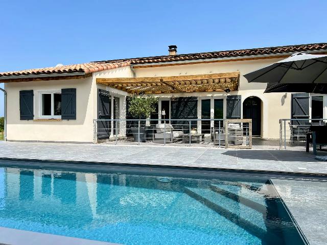 Huis te koop in QUILLAN 11500 Aude Languedoc Roussillon France: Vlakbij Couiza - Stijlvolle woning met 6 slaapkamers en verwarmd zwembad op een ruim perceel. EXCLUSIEF BIJ BEAUX VILLAGES! Dit is modern landelijk wonen op zijn best! Ontdek de perfecte mix van moder...