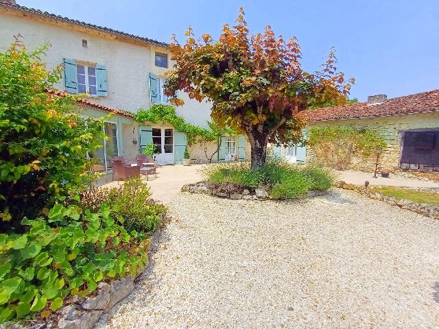 Huis te koop in&nbsp;AUBETERRE-SUR-DRONNE 16390 Charente Poitou-Charentes Frankrijk: Uitzonderlijke Charentaise woning met 7 slaapkamers, een gerestaureerde gastensuite in Pigeonnier-stijl, een stenen cottage die nog moet worden afgemaakt, een zwembad en een panoramisch uitzicht. Gele...