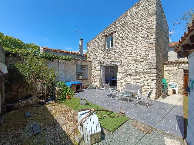 Huis te koop in DAMPIERRE-SUR-BOUTONNE 17470 Charente-Maritime Poitou-Charentes France: Schattig huis in het centrum van een historisch en populair dorp. Verscholen in het centrum van Dampierre-sur-Boutonne, met zijn renaissancekasteel, ligt dit mooie stenen huis met een halve slaapkamer...
