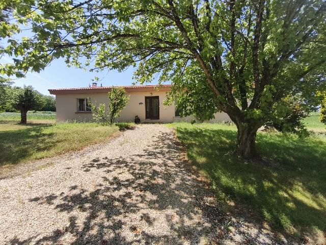 Huis te koop in NESMY 85310 Vendée Pays de la Loire France: Vrijstaande woning met garage en tuin – Dichtbij de kust en de stad. Deze ruime U-vormige sous-solwoning is gelegen in een rustig gehucht op slechts 15 minuten van La Roche-sur-Yon (TGV-station) en ...
