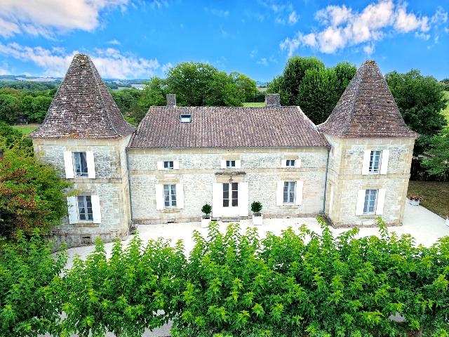 Haus zu verkaufen in SAINT-COLOMB-DE-LAUZUN 47410 Lot-et-Garonne Frankreich. Elegantes französisches Herrenhaus mit Turmschlafzimmern, Gästehaus und Pool. EXKLUSIV BEI BEAUX VILLAGES! Am Ende einer 250 m langen Privatauffahrt gelegen, besticht dieses wunderschön restauriert...