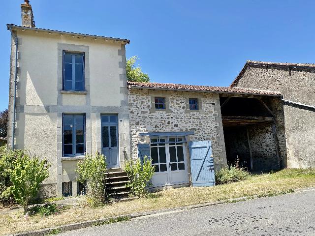 Haus&nbsp;zu verkaufen in&nbsp;NOUIC 87330 Haute-Vienne Frankreich. Charmantes Haus mit Atelier, Scheune und Garten. Im Zentrum des schönen Dorfes Nouic gelegen, bietet dieses charaktervolle Anwesen mehrere Gebäude, viel Platz und Charme.<br />
<br />
Das Haupthaus verfügt i...