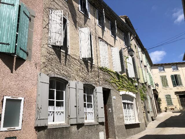 Huis te koop in CARCASSONNE 11000 Aude Languedoc Roussillon France: Montréal – Ruime gezinswoning in het hart van een bruisend dorp. Gelegen in de smalle straatjes van Montréal, vindt u deze charmante gezinswoning.<br />
<br />
Als u binnenkomt, ziet u links de keuken en re...