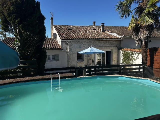 Huis te koop in JONZAC 17500 Charente-Maritime Poitou-Charentes France: Prachtig huis met 3 slaapkamers vlakbij Jonzac. Op slechts 5 minuten van het altijd populaire stadje Jonzac met zijn winkels, bars en restaurants ligt dit charmante stenen huisje met 3 slaapkamers, ee...