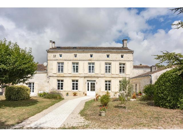 Gites-Chambres-d-hotes te koop in ROUILLAC 16170 Charente Poitou-Charentes Frankrijk: Perfect pand voor het runnen van een toegankelijke B&B. Dit huis van Charentaise-steen kijkt uit op een grote binnenplaats en heeft tuinen aan de zij- en achterkant, met voldoende parkeergelegenheid e...