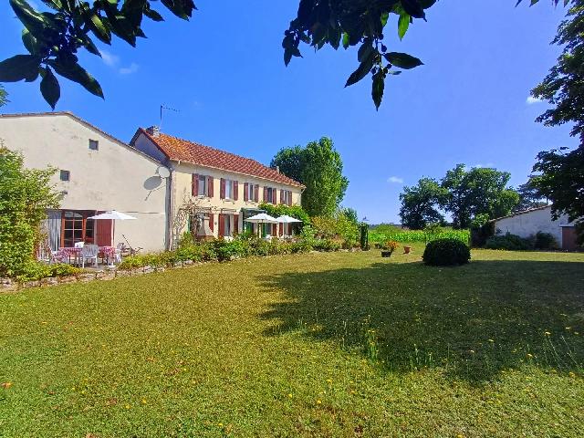 Huis te koop in NIEUL-LE-VIROUIL 17150 Charente-Maritime Poitou-Charentes France: Grote Charentaise boerderij met prachtig uitzicht en gîte-potentieel. Gelegen op een rustige, landelijke locatie, aan het einde van een klein landweggetje, biedt deze prachtige traditionele Charentai...