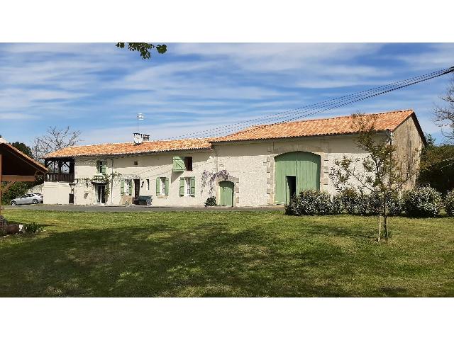 House&nbsp;for sale&nbsp;VANXAINS 24600 Dordogne Aquitaine France: Large countryside house, walkable to amenities. Located just a short distance from the lively village of Vanxains in the Dordogne, is this 3 bedroom, 2 bathroom property with extensive countryside vie...