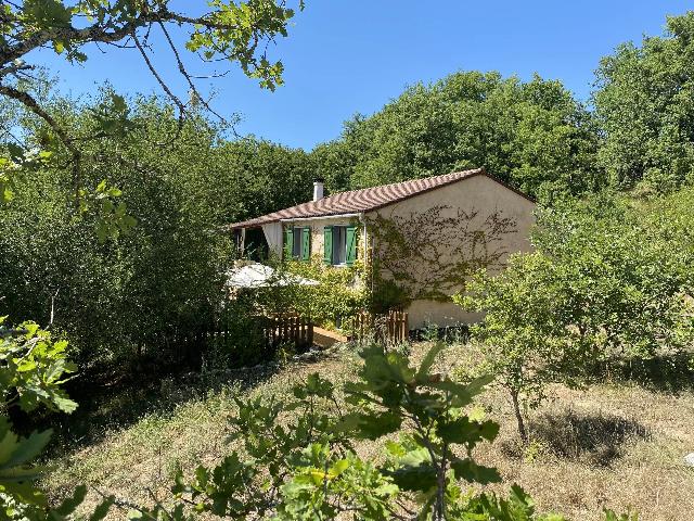 Huis te koop in CATUS 46150 Lot Midi-Pyrénées France: Afgelegen toevluchtsoord op het platteland met adembenemend uitzicht nabij Montgesty. Deze woning met 3 slaapkamers, gelegen op meer dan 1,6 hectare eigen grond, biedt 120 m² woonoppervlakte in een u...