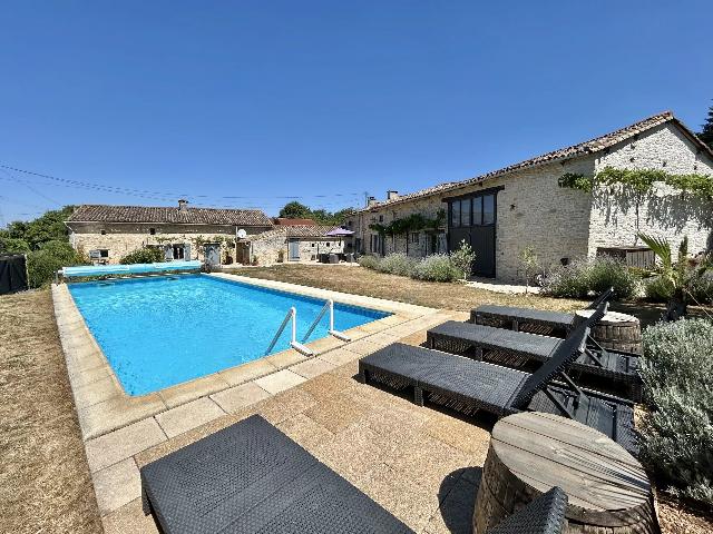 Huis te koop in SAUZÉ-VAUSSAIS 79190 Deux-Sèvres Poitou-Charentes France: Prachtig gerenoveerd stenen huis met 3 slaapkamers, een gîte met 2 slaapkamers, een zwembad en schuren. EXCLUSIEF BIJ BEAUX VILLAGES! Dit uitzonderlijke stenen ensemble is liefdevol en grondig gereno...
