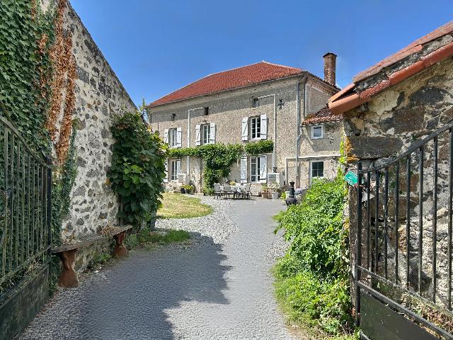 Huis te koop in CHANTELOUP 79320 Deux-Sèvres Poitou-Charentes France: Charmante vrijstaande boerderij met 5 slaapkamers, 3 hectare grond en mogelijkheden voor een gîte. EXCLUSIEF BIJ BEAUX VILLAGES! Deze prachtig gepresenteerde vrijstaande boerderij, gelegen midden op ...