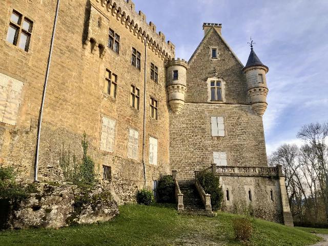 Appartement te koop in MIREPOIX 09500 Ariège Midi-Pyrénées France: LERAN: studio-appartement in een historisch kasteel. EXCLUSIEF BIJ BEAUX VILLAGES! Studio-appartement in dit prachtige Franse kasteel: de accommodatie bestaat uit een open woonkamer, een kitchenette, ...