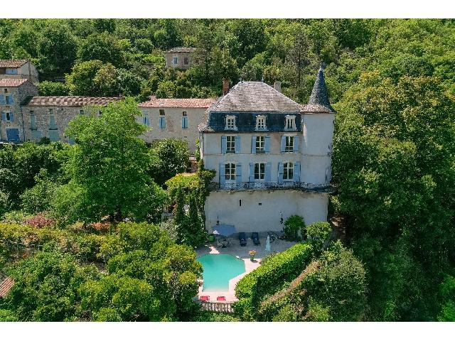 Gîtes/Chambres d'hôtes te koop in LUZECH 46140 Lot Midi-Pyrénées France: Uitzonderlijk pand met zwembad en een fantastisch uitzicht. EXCLUSIEF BIJ BEAUX VILLAGES! Schitterend 19e-eeuws kasteel, gebouwd door de legerinspecteur van Napoleon III. Het kijkt uit over de rivier ...