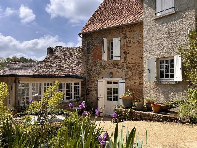Huis te koop in SAINT-BENOÎT-DU-SAULT 36170 Indre Centre France: Ruime gezinswoning in een van de mooiste steden van Frankrijk. Deze woning was een eeuw geleden een 'relais de poste' en is door de huidige eigenaar aanzienlijk verbeterd. Het is te vinden in het midd...