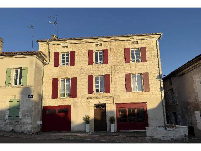 Guesthouses-Bed-&-Breakfast&nbsp;for sale&nbsp;MAREUIL EN PÉRIGORD 24340 Dordogne Aquitaine France: Exceptional property with tourism potential in the heart of Mareuil-en-Périgord. EXCLUSIVE TO BEAUX VILLAGES! Nestled in one of the most picturesque parts of Mareuil, with views overlooking the statu...