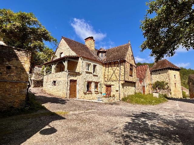 Huis te koop in PEYRILLES 46310 Lot Midi-Pyrénées France: Prachtig gerestaureerde dorpswoning met 3 slaapkamers en een gastenverblijf met 2 slaapkamers. EXCLUSIEF BIJ BEAUX VILLAGES! Gelegen in het hart van een klein middeleeuws dorpje, biedt deze karaktervo...