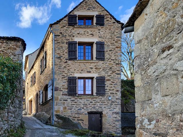 Huis te koop in NAJAC 12270 Aveyron Midi-Pyrénées France: Charmant stenen huis met gastenverblijf in het hart van Najac, Aveyron. EXCLUSIEF BIJ BEAUX VILLAGES! Gelegen in het betoverende middeleeuwse dorp Najac, op een steenworp afstand van het iconische Ch...