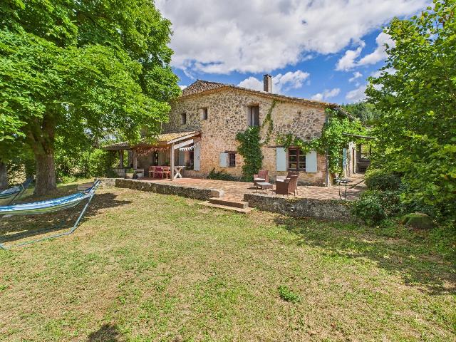 Huis te koop in MONBAHUS 47290 Lot-et-Garonne Aquitaine France: Idyllische stenen boerderij te midden van zonnebloemvelden. Stap binnen in uw droomverblijf op het platteland met deze betoverende stenen boerderij, prachtig gelegen aan het einde van een oprijlaan en...