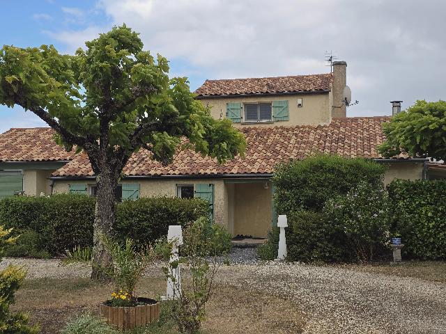 Haus&nbsp;zu verkaufen in&nbsp;BERGERAC 24100 Dordogne Frankreich. Einfamilienhaus mit Pool in ruhiger Lage. In ruhiger, grüner Umgebung vereint dieses charmante Haus Komfort, Funktionalität und Potenzial.<br />
<br />
Das einladende Erdgeschoss besteht aus einer gemütliche...