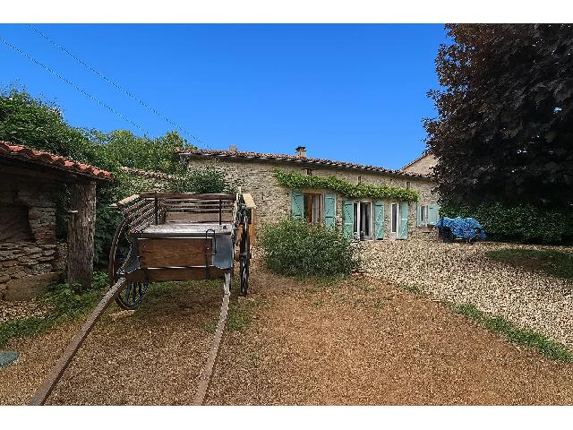 Huis te koop in&nbsp;BARRO 16700 Charente Poitou-Charentes Frankrijk: Charmante stenen woning met 3 slaapkamers tussen Ruffec en Verteuil. Deze prachtig gepresenteerde stenen woning is ideaal gelegen in een dorp tussen het pittoreske Verteuil-sur-Charente – met een ba...