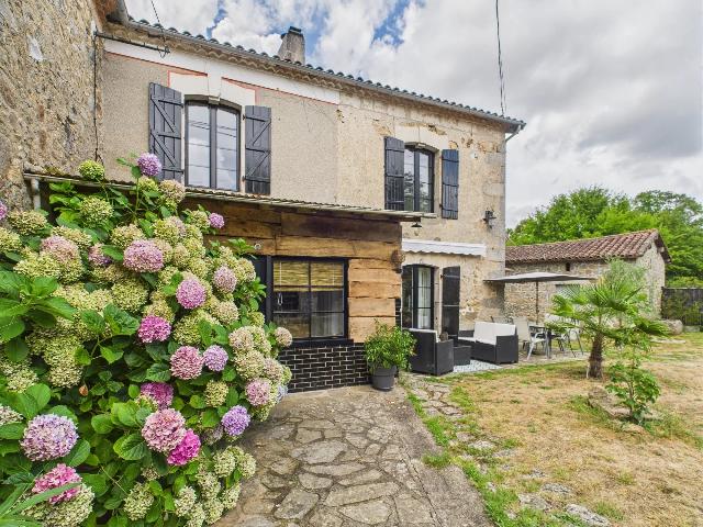 Haus zu verkaufen in PIÉGUT-PLUVIERS 24360 Dordogne Frankreich. Prachtig dorpshuis dichtbij winkels. Op 7 km van Piégut-Pluviers, beroemd om zijn markt (200 kramen), op 10 km van Nontron (hoofdstad van de groene Périgord) en op 37 km van Brantôme (Venetië van ...
