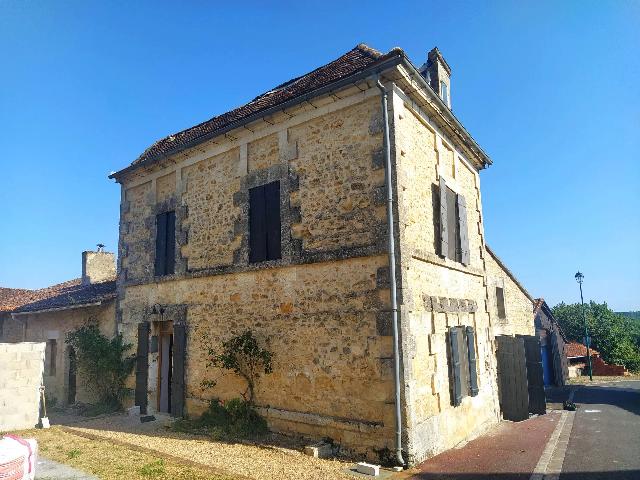 Haus zu verkaufen in HAUTEFAYE 24300 Dordogne Frankreich. Geräumiges Dorfhaus. EXKLUSIV BEI BEAUX VILLAGES! Dieses renovierte Dorfhaus verfügt im Erdgeschoss über einen großen Eingangsbereich, eine Küche mit begehbarer Speisekammer, ein gemütliches Zim...