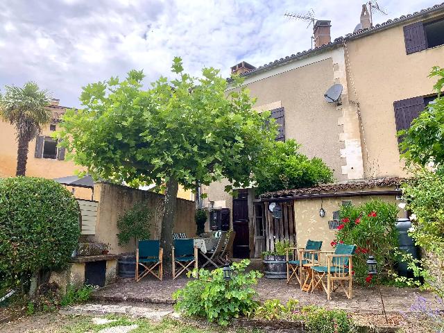 Huis te koop in PAYS DE BELVÈS 24170 Dordogne Aquitaine Frankrijk: Goed gepresenteerde woning met 4 slaapkamers in Belvès. Gelegen op korte loopafstand van het centrum van een van de mooiste dorpen van Frankrijk, is deze charmante woning zorgvuldig verbouwd tot een ...