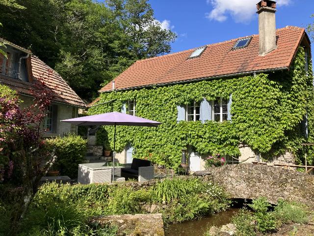 Huis te koop in CROZANT 23160 Creuse Limousin France: Leven aan de rivier, waar historisch en ultramodern samenkomen. Sommige locaties ademen schoonheid uit, de omgeving van dit prachtige molenhuis met cottage direct aan de rivier is daar één van. Gele...