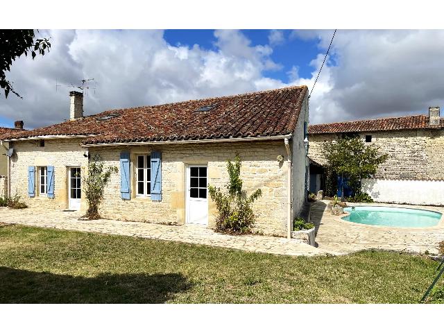 Huis te koop in FONTAINE-CHALENDRAY 17510 Charente-Maritime Poitou-Charentes France: Charmantes und überraschend geräumiges Haus in der Charentaise mit Pool. Eingebettet im Herzen eines begehrten Dorfes bietet dieses überraschend große, charaktervolle Haus eine Mischung aus tradit...