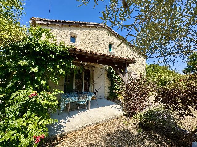 Huis te koop in DURAS 47120 Lot-et-Garonne Aquitaine France: Elegante stenen cottage met modern comfort en tijdloze charme. Verscholen in een rustig dorp, op slechts 30 minuten van de luchthaven van Bergerac en op 5 minuten van het levendige stadje Duras, biedt...