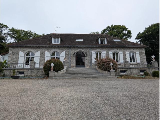 Huis te koop in LA SOUTERRAINE 23300 Creuse Limousin France: Schitterende familiewoning op een privéterrein vlakbij La Souterraine. Deze statige woning, met een woonoppervlakte van circa 296 m², is verdeeld over drie verdiepingen en beschikt over een afsluitb...