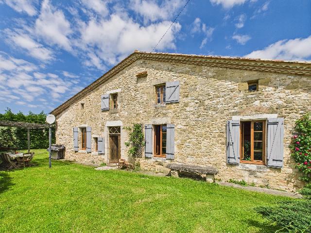 Huis te koop in MONSÉGUR 33580 Gironde Aquitaine France: Authenticiteit en charme – Prachtig stenen huis nabij Duras. Gelegen in een rustige en pittoreske omgeving nabij Duras, zal dit prachtige stenen huis van circa 300 m² u zeker bekoren met zijn uniek...