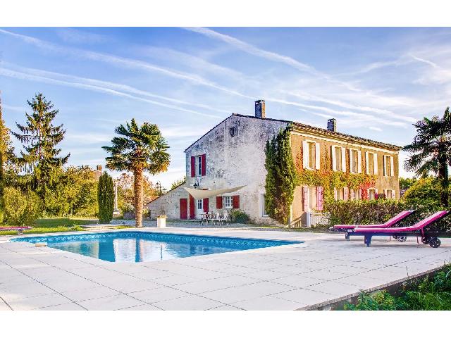 Huis te koop in SAINT-DIZANT-DU-GUA 17240 Charente-Maritime Poitou-Charentes France: Imposant landhuis met zwembad en prachtige tuin – vlakbij de kust. EXCLUSIEF BIJ BEAUX VILLAGES! Gelegen in het hart van het pittoreske dorpje Saint-Dizant-du-Gua, biedt dit prachtig gerenoveerde la...