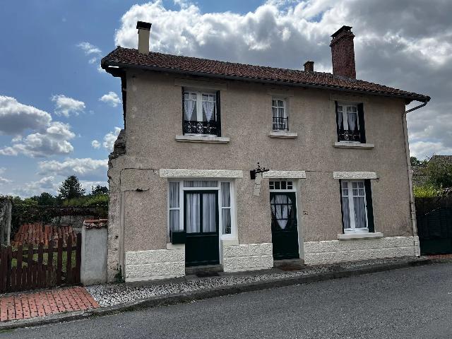 Guesthouses-Bed-&-Breakfast&nbsp;for sale&nbsp;ABZAC 16500 Charente Poitou-Charentes France: Perfect detached stone house, bed & breakfast opportunity. EXCLUSIVE TO BEAUX VILLAGES! Perfect Chambre 'd' Hotes opportunity. <br />
<br />
This lovely and quite charming detached stone house is situated just ...