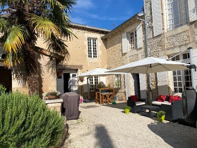 Gîtes-Chambres-d-hôtes &agrave; vendre &agrave;&nbsp;CIVRAY 86400 Vienne Poitou-Charentes France: Grande maison de ville sur les rives de la Charente. Magnifique maison de ville comprenant au rez-de-chaussée : entrée, pièce, chambre, salle d'eau. Bibliothèque, cuisine équipée, grand salon-sa...