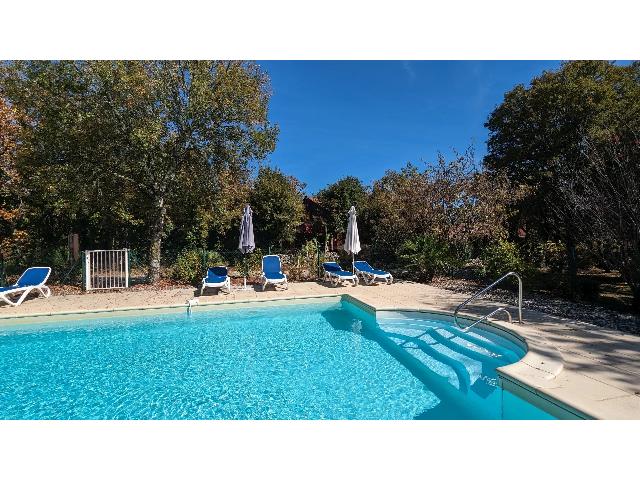Huis te koop in SOUILLAC 46200 Lot Midi-Pyrénées France: Ruim houten chalet met 3 slaapkamers, gelegen aan een golfbaan vlakbij Sarlat. EXCLUSIEF BIJ BEAUX VILLAGES! Gelegen in een gemeenschappelijk eigendom aan de rand van een 18-holes golfclub, vindt u di...