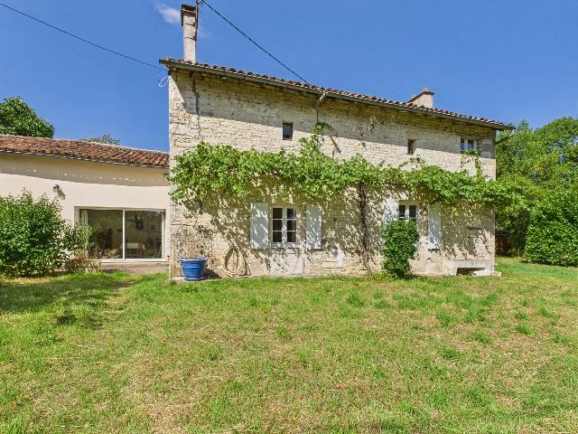 Huis te koop in CHEF-BOUTONNE 79110 Deux-Sèvres Poitou-Charentes France: Charmante, energiezuinige cottage in een gehucht met verwarmd zwembad. EXCLUSIEF BIJ BEAUX VILLAGES! Deze fraaie woning met 3 slaapkamers ligt op korte rijafstand van het populaire marktstadje Chef Bo...