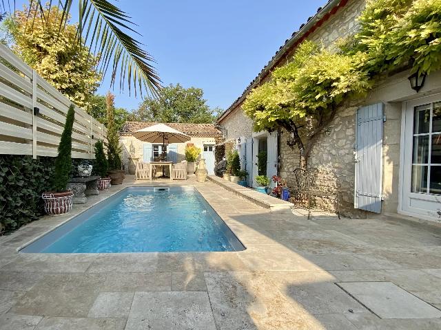 Huis te koop in MONFLANQUIN 47150 Lot-et-Garonne Aquitaine France: Woonhuis met een terrein van 327 m2 voorzien van een zwembad. Indeling: 7 vertrekken, 3 slaapkamers, 2 badkamers en een woonoppervlakte van 117 m2. Elektrische verwarming....