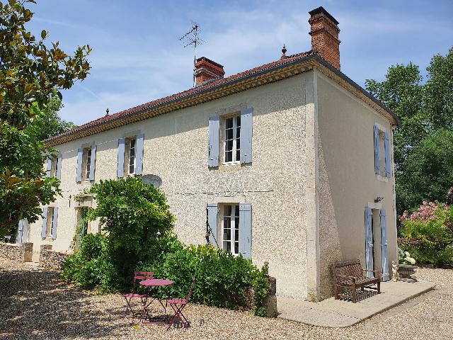 Huis te koop in SAUVETERRE-DE-GUYENNE 33540 Gironde Aquitaine France: Prachtige woning met 7 slaapkamers, zwembad en gastenappartement. Gelegen in het hart van de pittoreske regio Entre-deux-Mers, omgeven door glooiende wijngaarden en vlakbij Saint-Émilion en Bordeaux,...