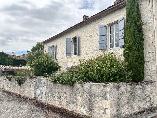 Huis te koop in ROQUECOR 82150 Tarn-et-Garonne Midi-Pyrénées France: Charmant landgoed. Ontdek deze smaakvol gerenoveerde gezinswoning in het hart van een pittoresk dorpje in het noordwesten van de Tarn-et-Garonne (Occitanie), waar authenticiteit en modern comfort same...
