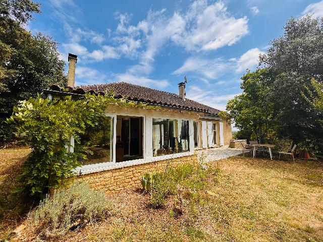 House&nbsp;for sale&nbsp;SARLAT-LA-CANÉDA 24200 Dordogne Aquitaine France: 3-bed house with stunning views near Sarlat. 3-bedroom Dordogne house with views near Sarlat - affordable home in the Périgord Noir<br />
<br />
Just a few minutes from the centre of Sarlat-la-Canéda, this 3-...