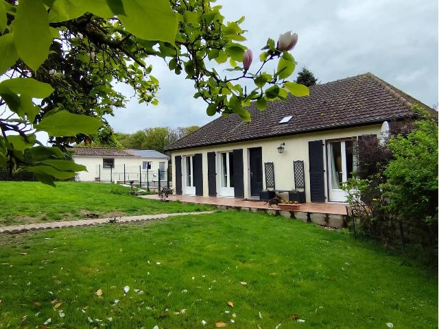 Huis te koop in SAINT-MÉDARD-LA-ROCHETTE 23200 Creuse Limousin France: Charmante woning met 3 slaapkamers in een klein gehucht, met eigen grond. Gelegen in een rustig gehucht, biedt deze vrijstaande woning van 160 m² de perfecte mix van modern comfort en landelijke char...