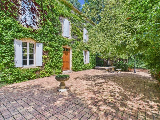 Huis te koop in VILLENEUVE-SUR-LOT 47300 Lot-et-Garonne Aquitaine France: Charmantes Anwesen mit Pool. Westlich von Villeneuve-sur-Lot, in der Nähe zahlreicher Annehmlichkeiten gelegen, bietet dieses charmante Anwesen aus dem Jahr 1880 eine ruhige und privilegierte Wohnumg...