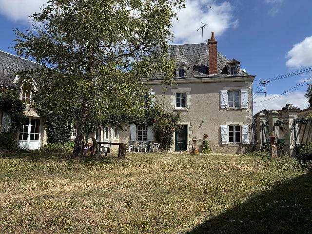 Huis te koop in CLION 17240 Charente-Maritime Poitou-Charentes France: Landhuis in een dorp, tuinen en bijgebouwen. Een prachtig, groot en majestueus dorpshuis, gelegen achter een grote, indrukwekkende smeedijzeren poort, met een ommuurde tuin, een oude schuur, stallen, ...