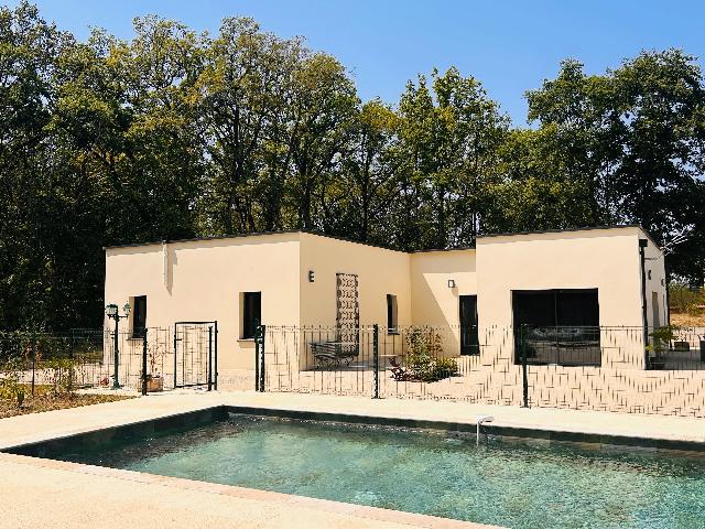 Huis te koop in GOURDON 46300 Lot Midi-Pyrénées France: Gelijkvloerse woning met 4 slaapkamers en zwembad. Aan de rand van het charmante dorpje Peyrilles biedt deze moderne gelijkvloerse woning lichte en praktische leefruimte. De open keuken, eetkamer en w...